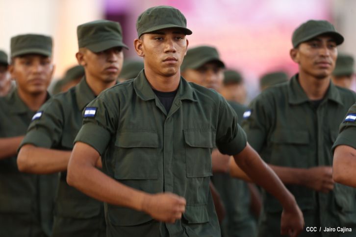 Daniel preside el 35 aniversario de la Fuerza Aérea