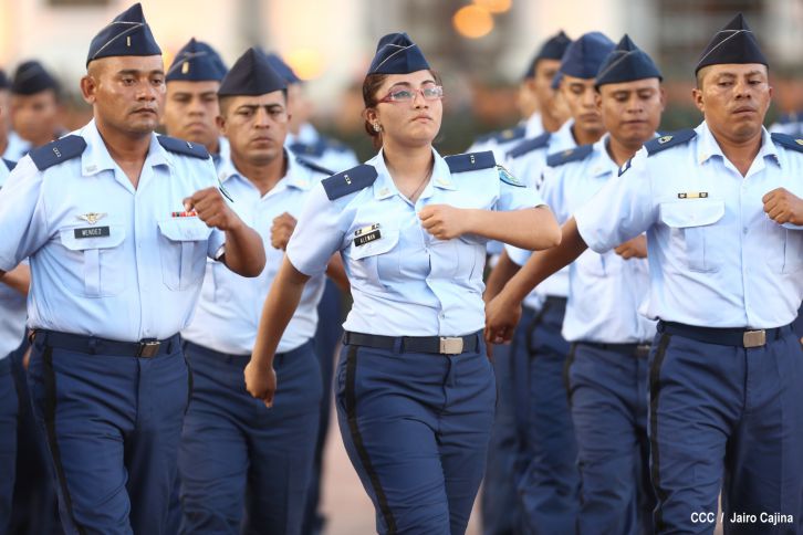 Daniel preside el 35 aniversario de la Fuerza Aérea