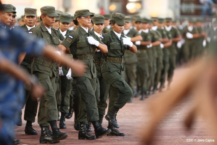 Daniel preside el 35 aniversario de la Fuerza Aérea