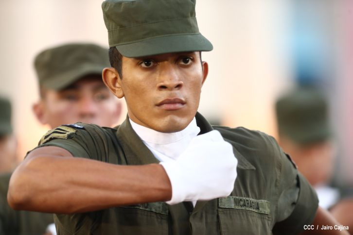 Daniel preside el 35 aniversario de la Fuerza Aérea