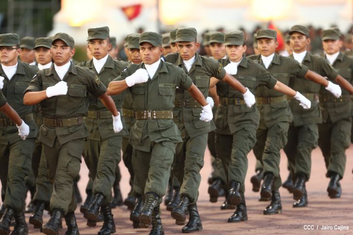 Daniel preside el 35 aniversario de la Fuerza Aérea