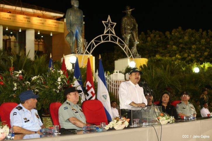 Daniel preside el 35 aniversario de la Fuerza Aérea