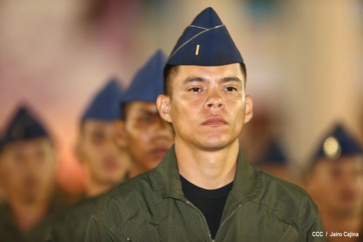 Daniel preside el 35 aniversario de la Fuerza Aérea