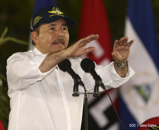 Daniel preside el 35 aniversario de la Fuerza Aérea