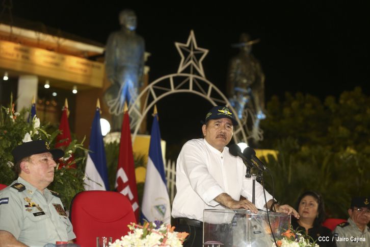 Daniel preside el 35 aniversario de la Fuerza Aérea