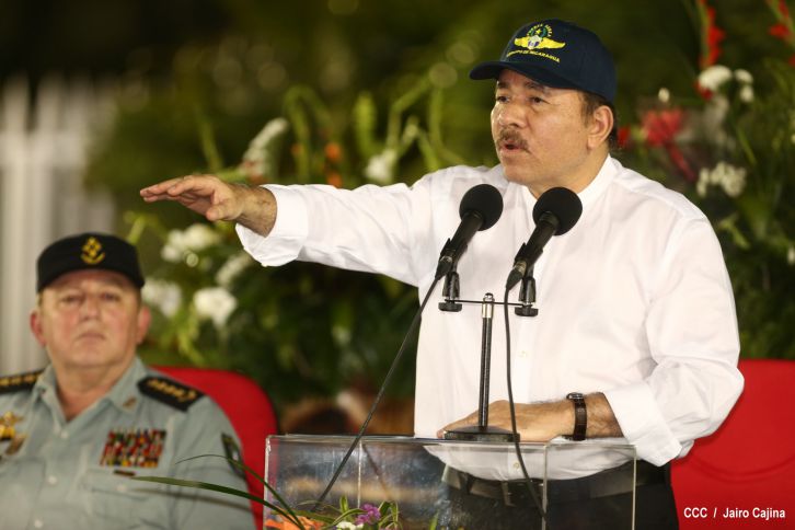 Daniel preside el 35 aniversario de la Fuerza Aérea