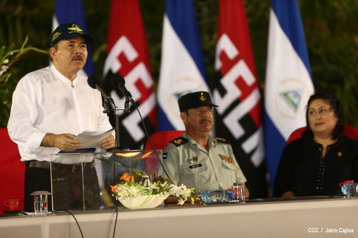 Daniel preside el 35 aniversario de la Fuerza Aérea