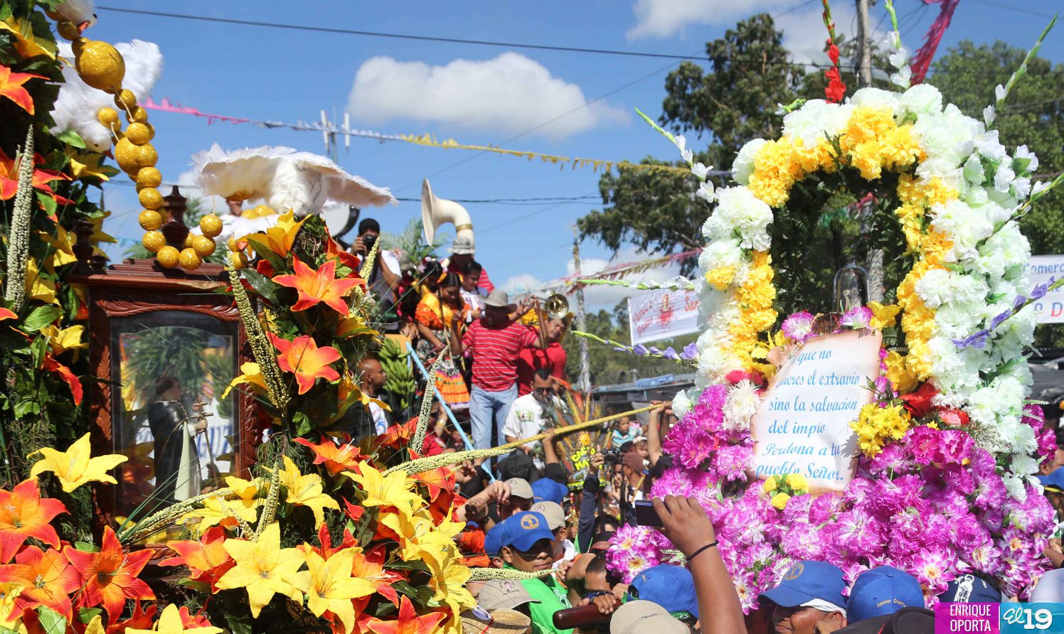 Con alegría y fervor miles acompañan a Santo Domingo hacia Las Sierritas
