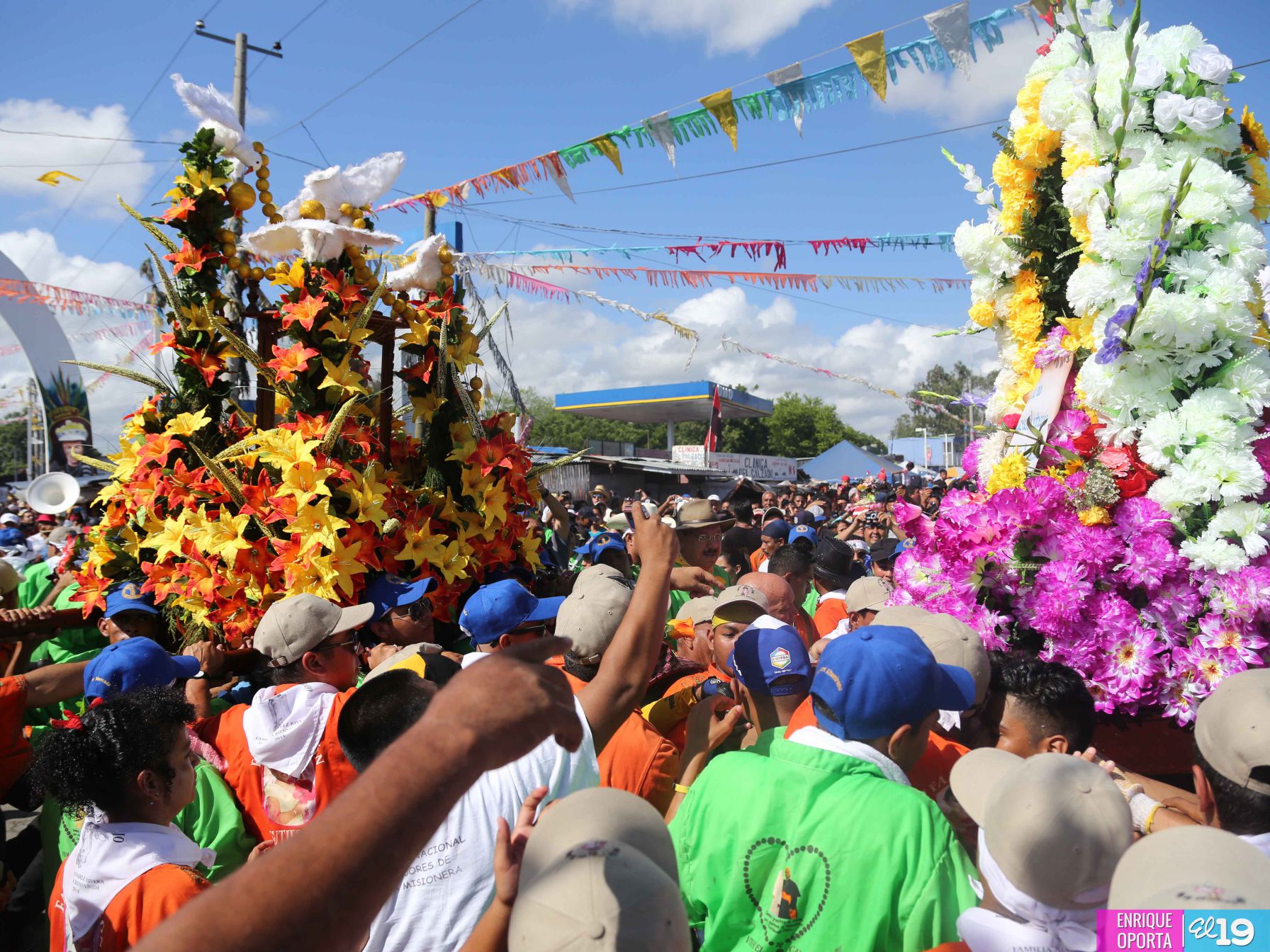 Con alegría y fervor miles acompañan a Santo Domingo hacia Las Sierritas