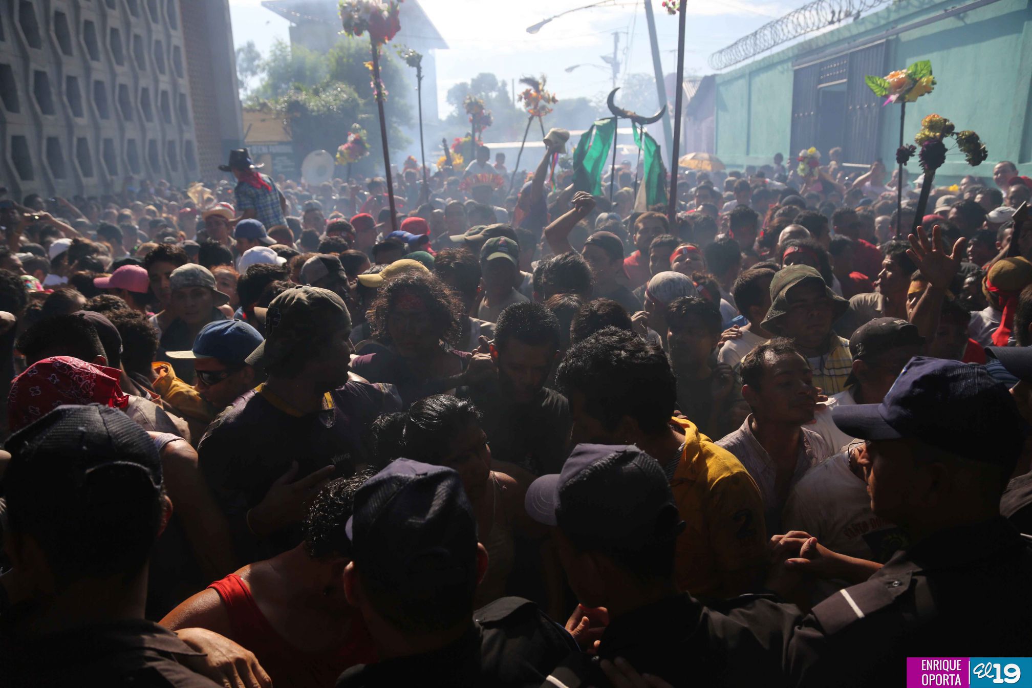 Con alegría y fervor miles acompañan a Santo Domingo hacia Las Sierritas