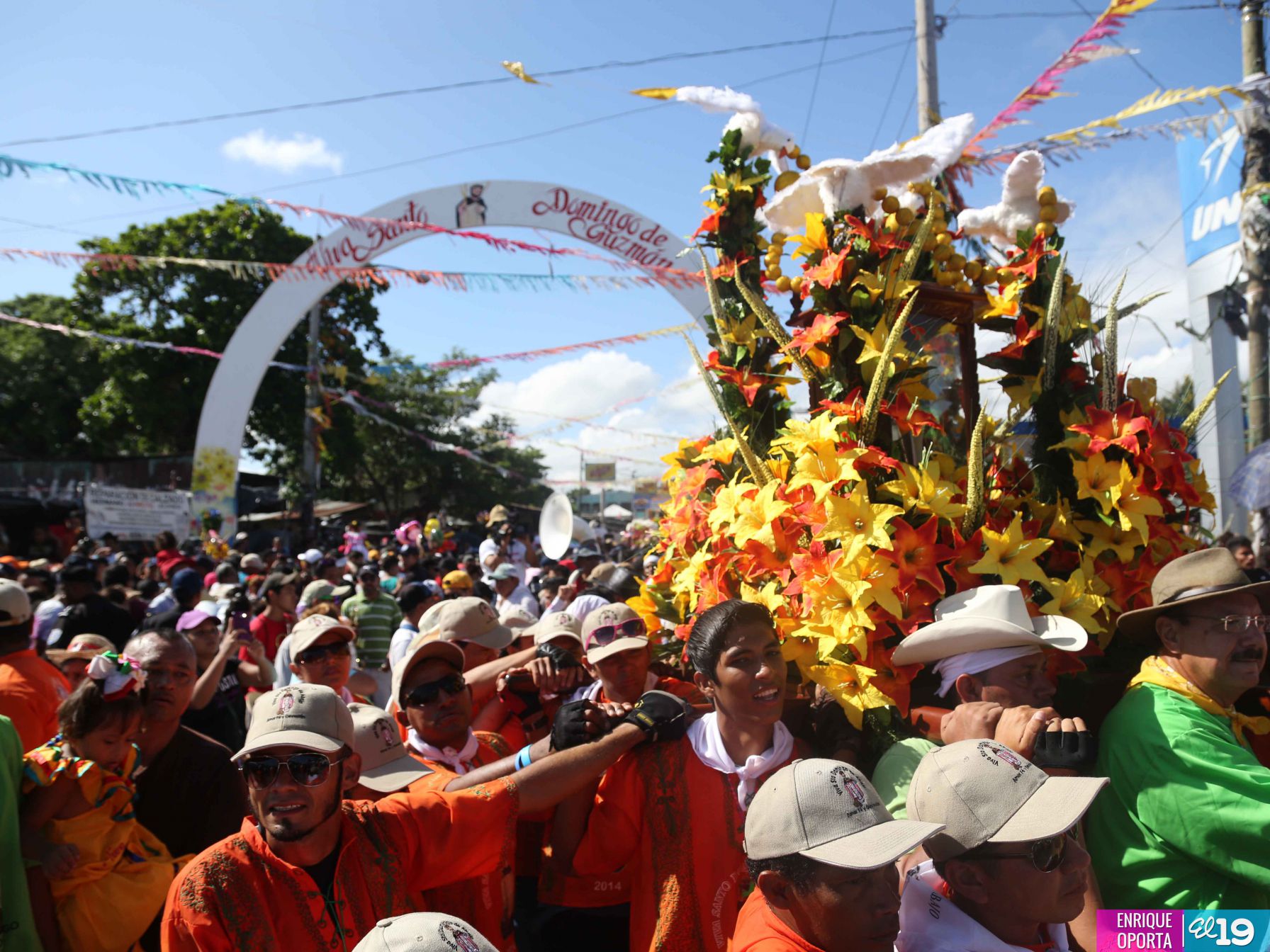 Con alegría y fervor miles acompañan a Santo Domingo hacia Las Sierritas