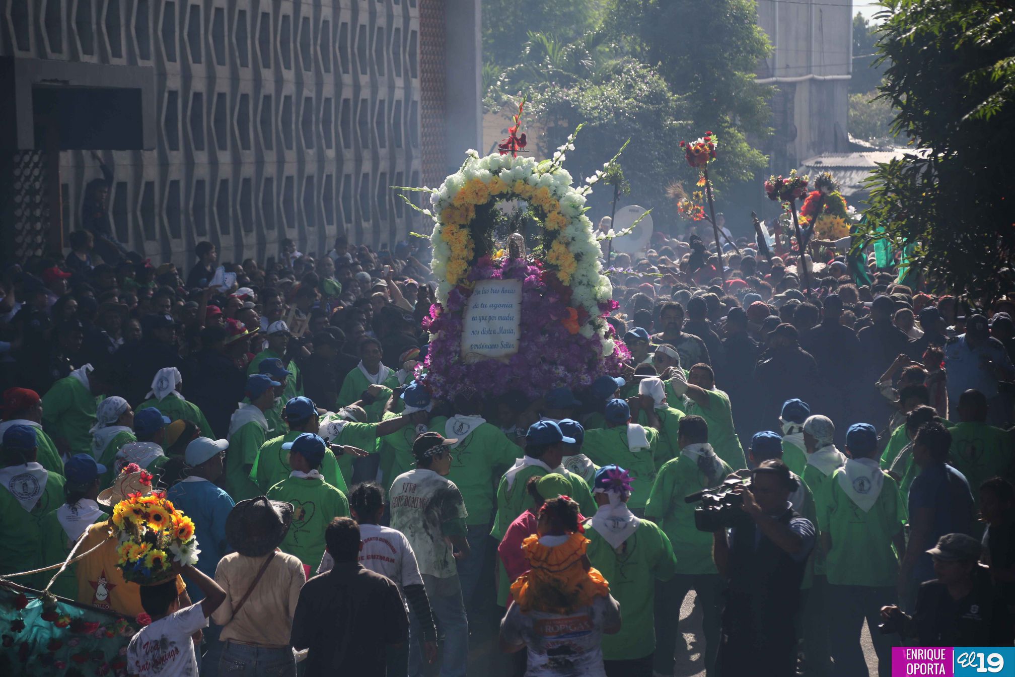 Con alegría y fervor miles acompañan a Santo Domingo hacia Las Sierritas