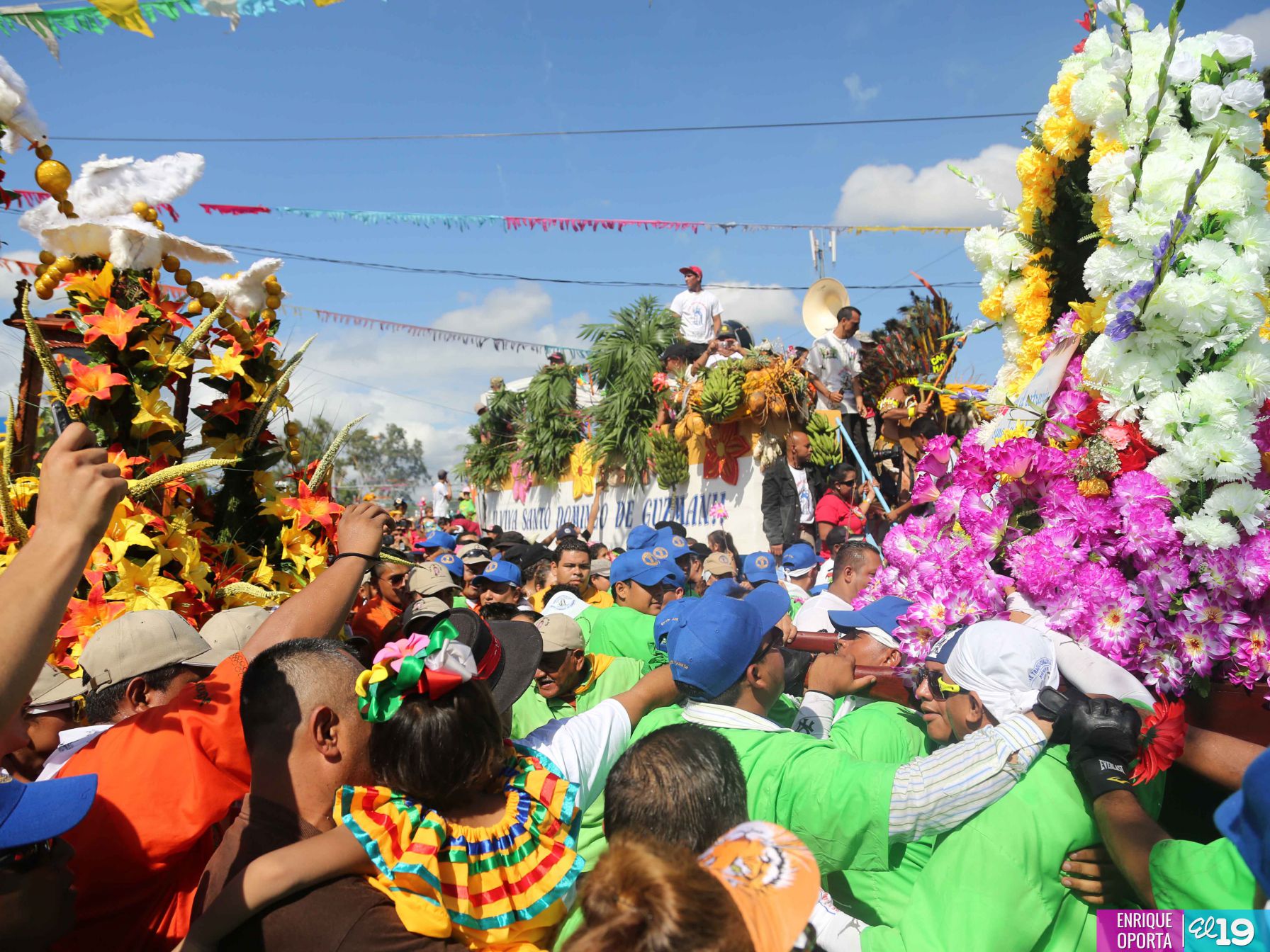 Con alegría y fervor miles acompañan a Santo Domingo hacia Las Sierritas