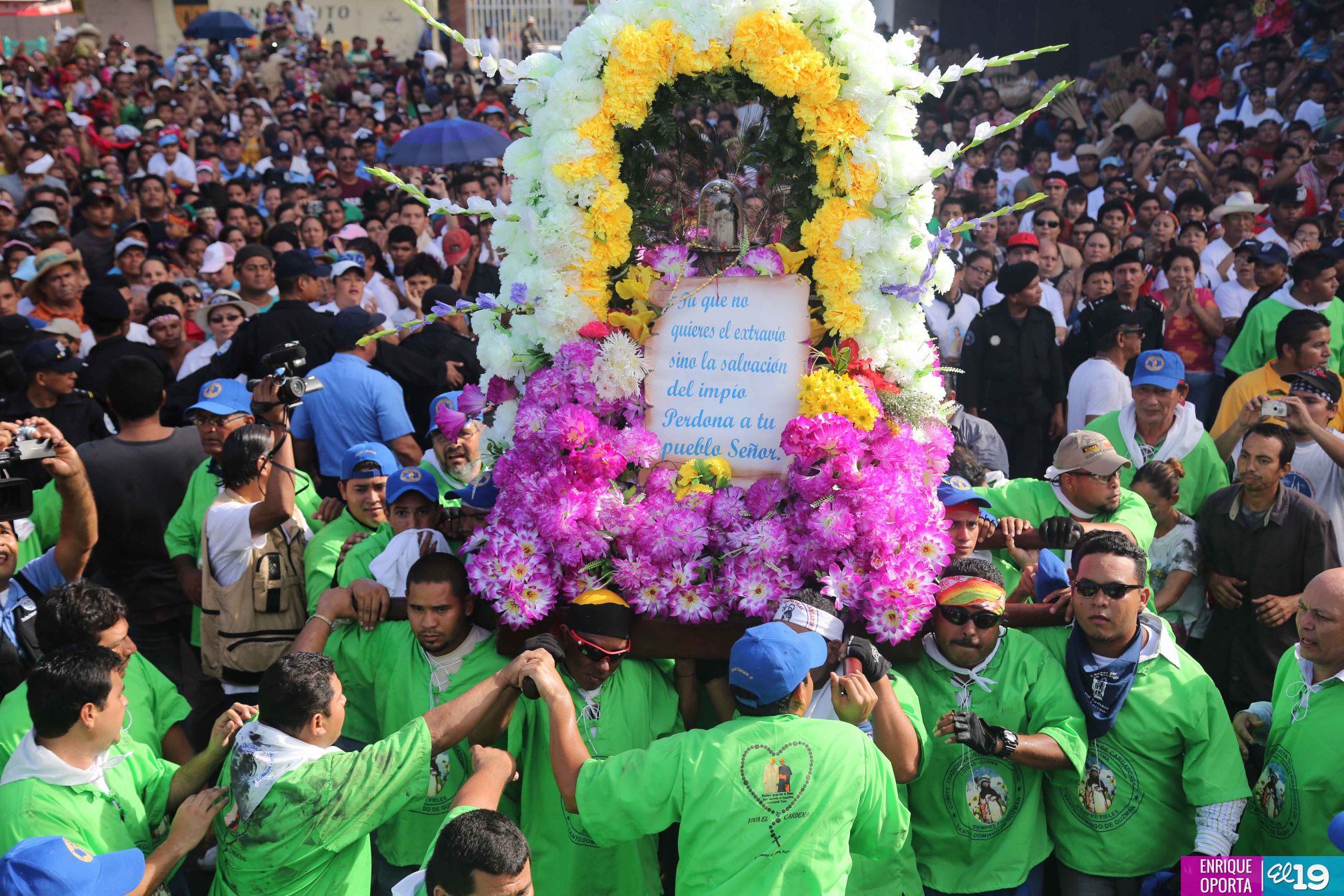 Con alegría y fervor miles acompañan a Santo Domingo hacia Las Sierritas