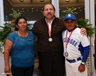 Daniel se reúne con campeones del Torneo Panamericano de Beisbol Infantil AA