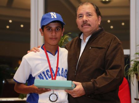 Daniel se reúne con campeones del Torneo Panamericano de Beisbol Infantil AA