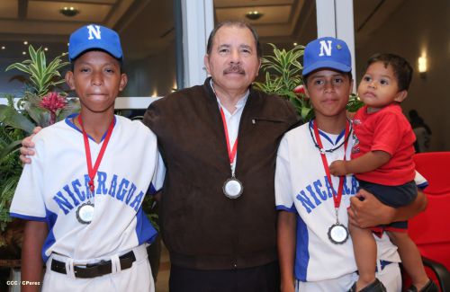 Daniel se reúne con campeones del Torneo Panamericano de Beisbol Infantil AA