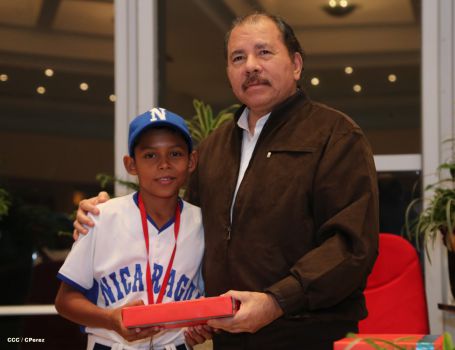 Daniel se reúne con campeones del Torneo Panamericano de Beisbol Infantil AA