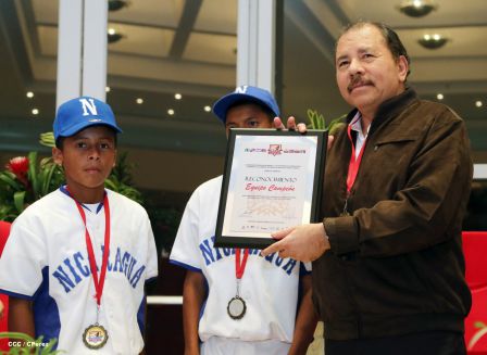 Daniel se reúne con campeones del Torneo Panamericano de Beisbol Infantil AA