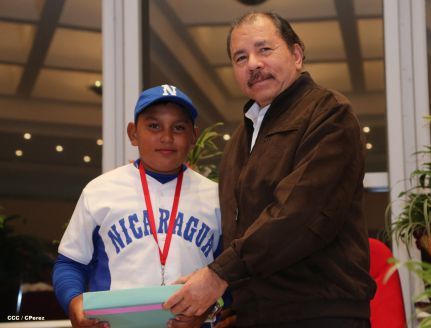 Daniel se reúne con campeones del Torneo Panamericano de Beisbol Infantil AA