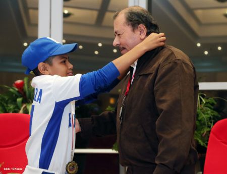 Daniel se reúne con campeones del Torneo Panamericano de Beisbol Infantil AA
