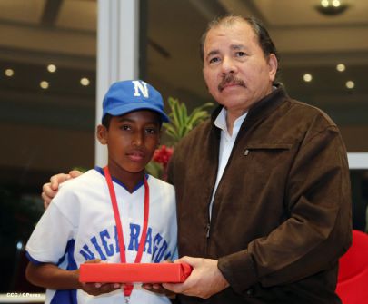 Daniel se reúne con campeones del Torneo Panamericano de Beisbol Infantil AA