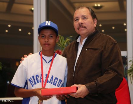 Daniel se reúne con campeones del Torneo Panamericano de Beisbol Infantil AA