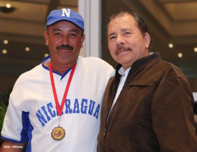 Daniel se reúne con campeones del Torneo Panamericano de Beisbol Infantil AA