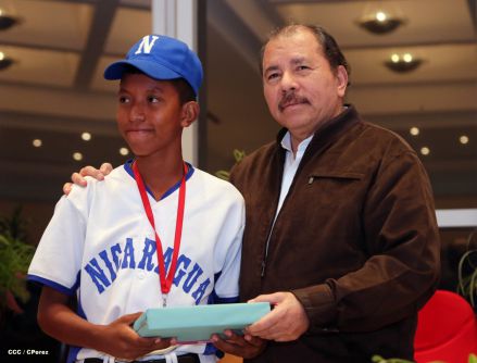 Daniel se reúne con campeones del Torneo Panamericano de Beisbol Infantil AA