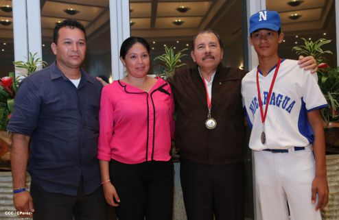 Daniel se reúne con campeones del Torneo Panamericano de Beisbol Infantil AA