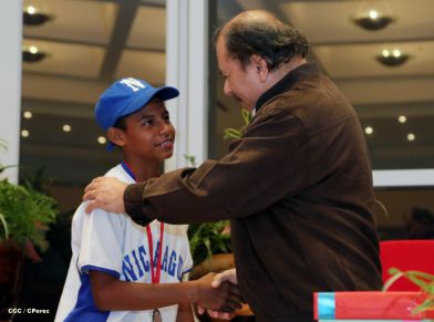 Daniel se reúne con campeones del Torneo Panamericano de Beisbol Infantil AA