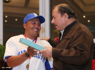 Daniel se reúne con campeones del Torneo Panamericano de Beisbol Infantil AA