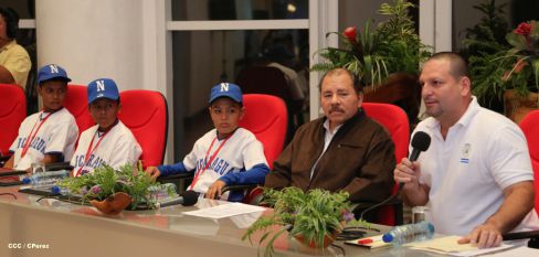 Daniel se reúne con campeones del Torneo Panamericano de Beisbol Infantil AA