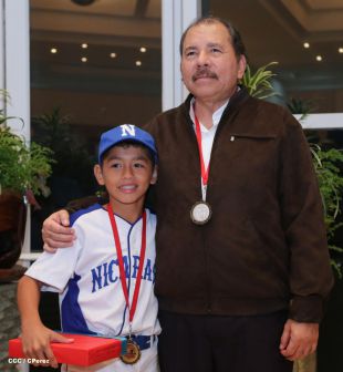 Daniel se reúne con campeones del Torneo Panamericano de Beisbol Infantil AA