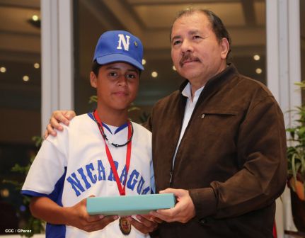 Daniel se reúne con campeones del Torneo Panamericano de Beisbol Infantil AA