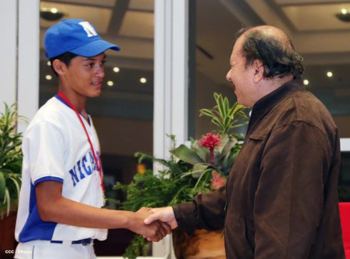 Daniel se reúne con campeones del Torneo Panamericano de Beisbol Infantil AA