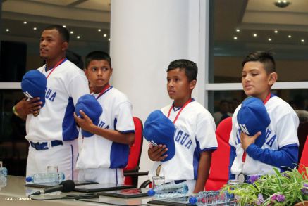 Daniel se reúne con campeones del Torneo Panamericano de Beisbol Infantil AA