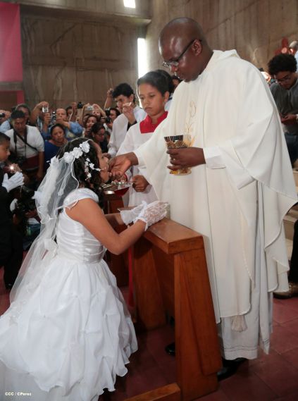 310 niños y niñas se consagran a Jesucristo al recibir la Primera Comunión