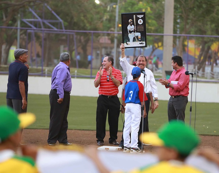 Presidente Daniel inaugura Estadio Béisbol Infantil 