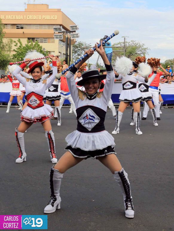 Dedican desfile patrio al 34 aniversario de la Cruzada Nacional de Alfabetización