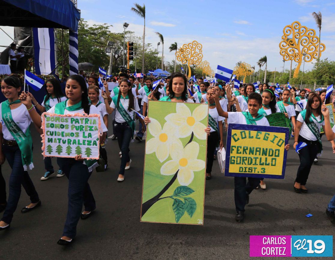 Dedican desfile patrio al 34 aniversario de la Cruzada Nacional de Alfabetización