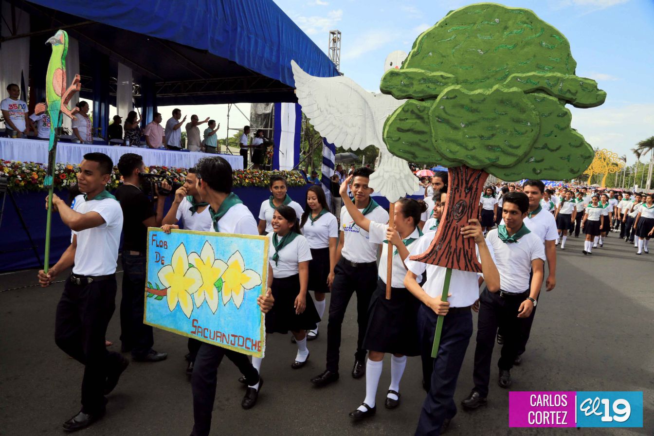 Dedican desfile patrio al 34 aniversario de la Cruzada Nacional de Alfabetización