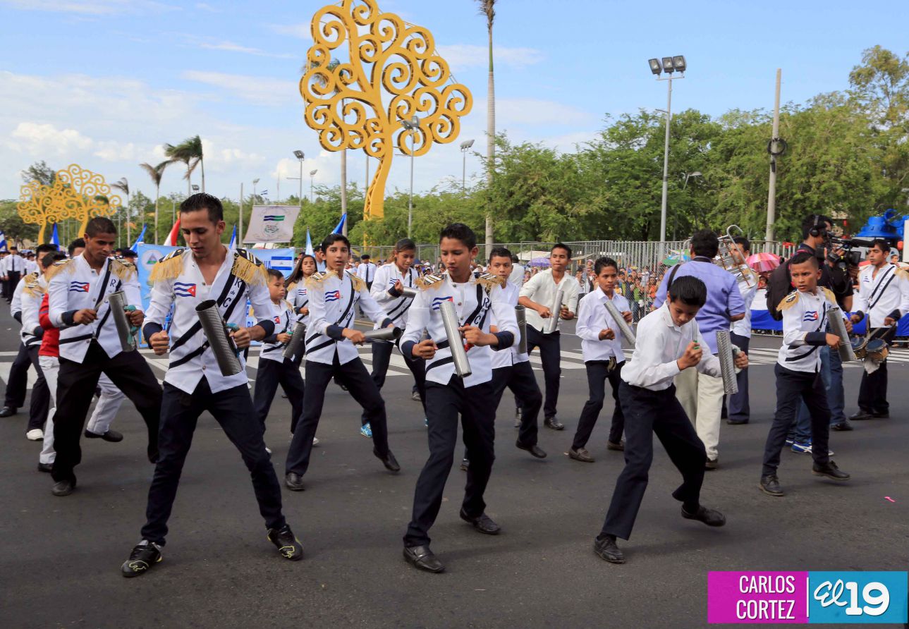 Dedican desfile patrio al 34 aniversario de la Cruzada Nacional de Alfabetización