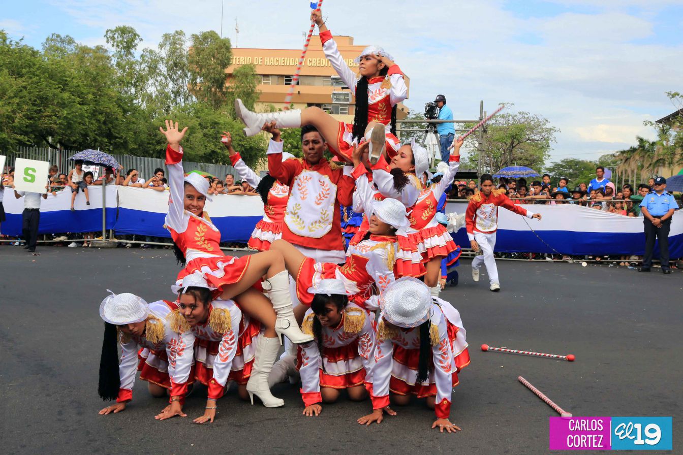 Dedican desfile patrio al 34 aniversario de la Cruzada Nacional de Alfabetización