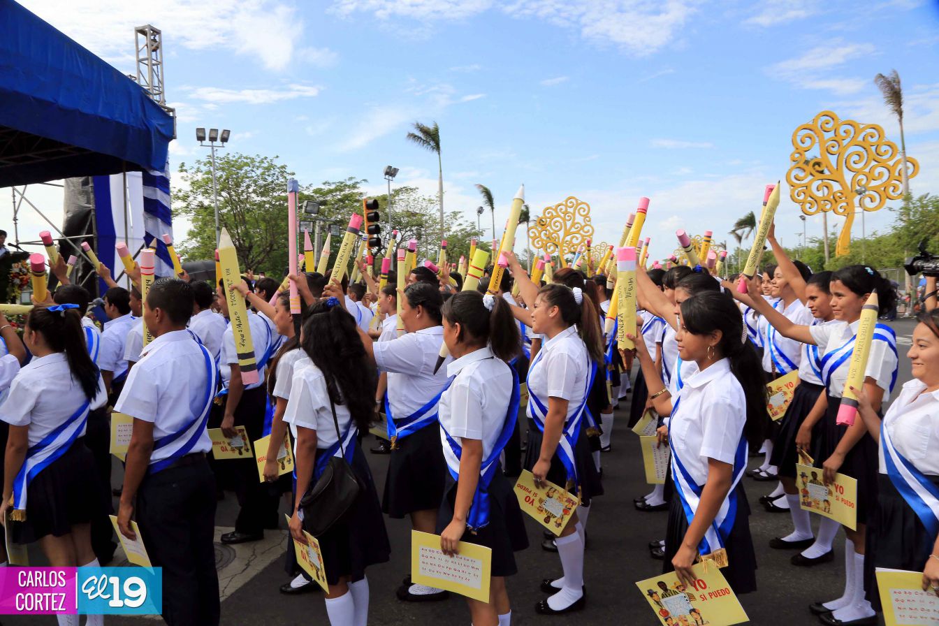 Dedican desfile patrio al 34 aniversario de la Cruzada Nacional de Alfabetización