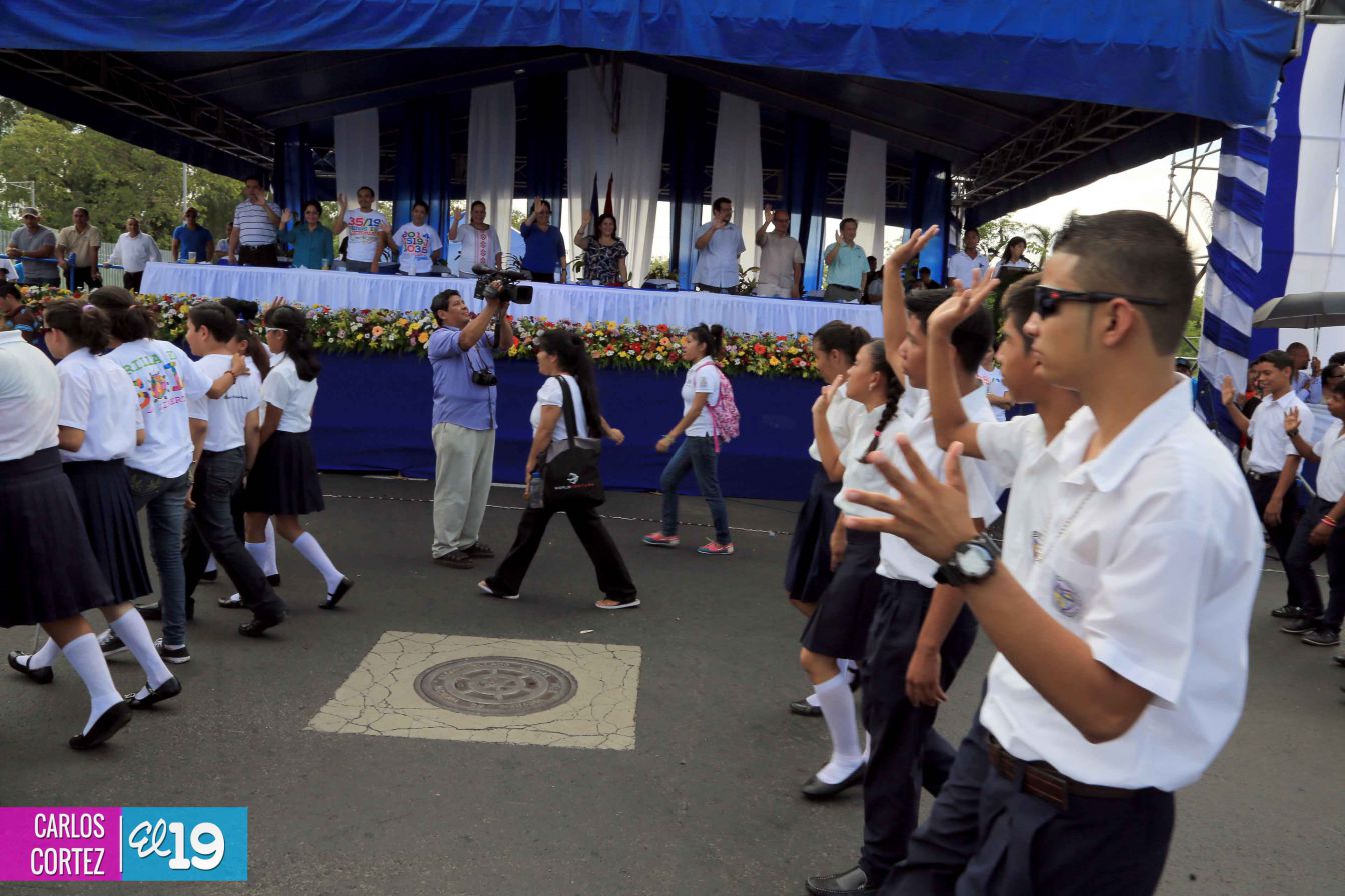 Dedican desfile patrio al 34 aniversario de la Cruzada Nacional de Alfabetización
