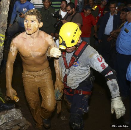 Rescatan con vida a 20 mineros