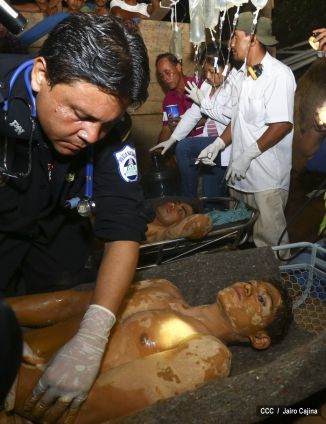 Rescatan con vida a 20 mineros