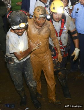 Rescatan con vida a 20 mineros