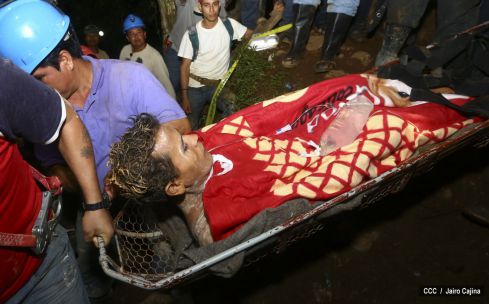 Rescatan con vida a 20 mineros